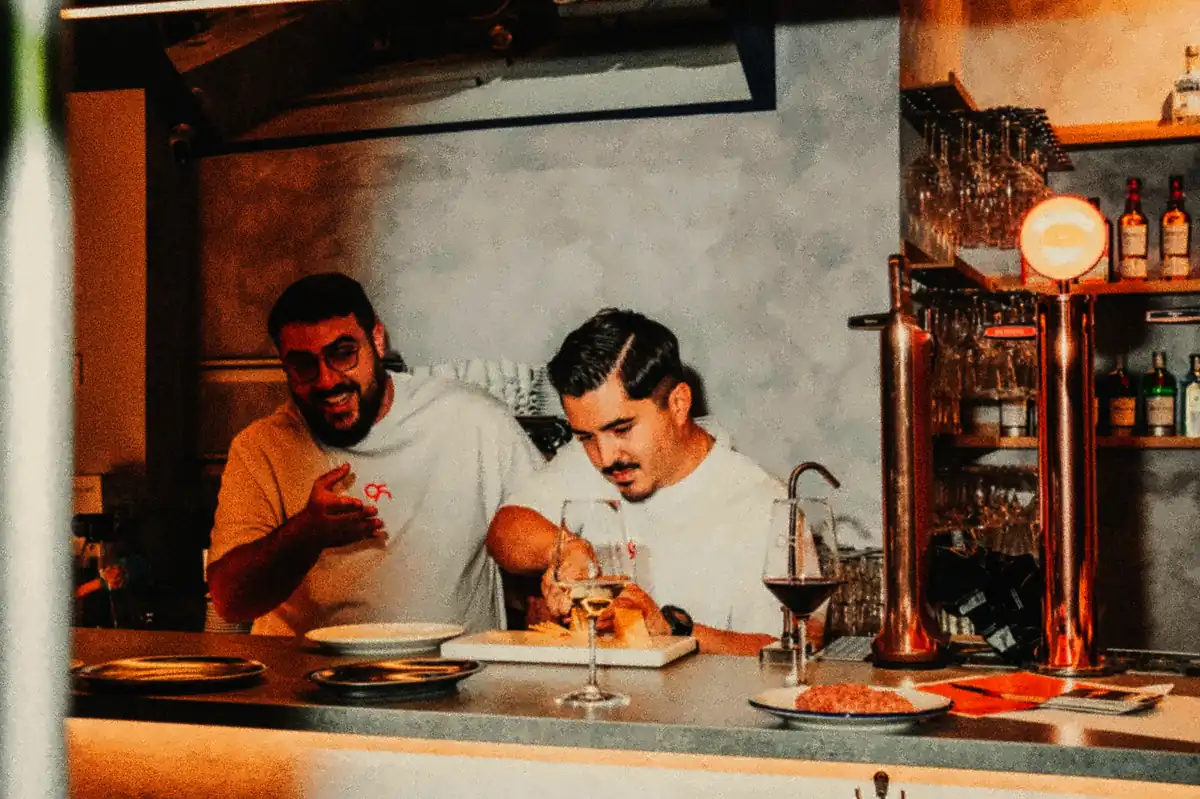 Javier Casillas y Daniel González, los dos socios de 95, en la barra