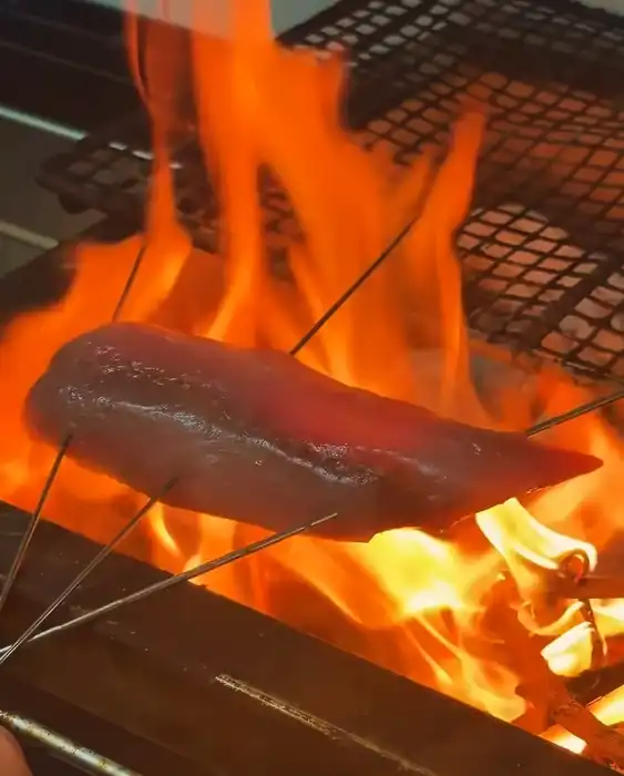Pescado ensartado sobre el fuego