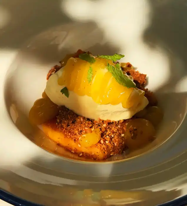 Tocinillo de cielo con maracuyá y crumble de sésamo
